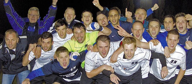 Die begeisterten Kicker des SV Niederschopfheim nach dem Sieg im Halbfinale.   | Foto:  Angriff