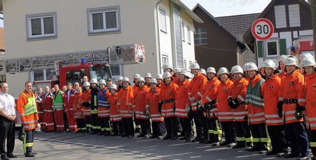 Antreten zur Manverkritik: Brgermeis... Gesamtwehr fr eine geglckte bung.   | Foto: hans spengler