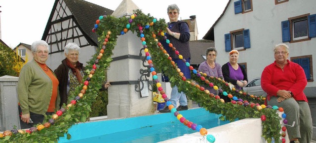 Beim Schmcken des Brunnens an der B 3...Karin Pradler und Ingrid Schamberger.   | Foto: hannes lauber