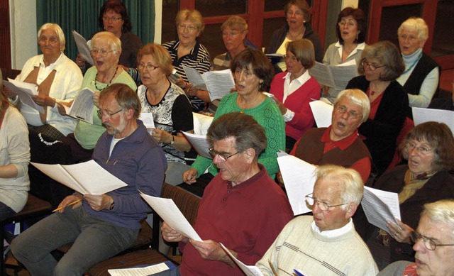 Voller Probesaal: Mehr als 50 Sngerin... zwei Stadtteilen singen  gemeinsam.    | Foto: Silvia Faller