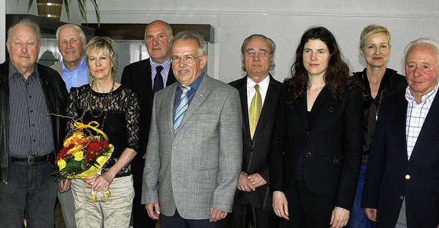 Jubilar Artur Bhn (graues Sakko), umr...l, Ellen Fischer und Hartmut Kunzmann   | Foto: Dieter Fink