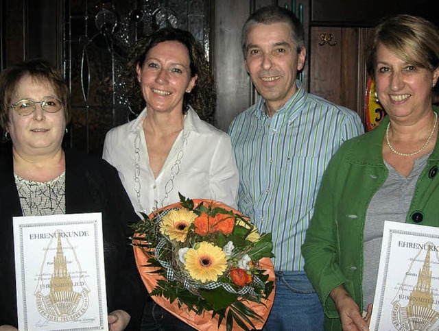 Vorsitzender Michael Straub  dankte de...nks) und  Carola Zimmermann (rechts).   | Foto: Privat
