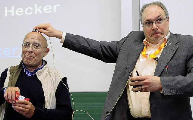 So ein Krach! Joachim Hecker (rechts) ... seiner Testperson bertrgt, hrbar.   | Foto: Thomas Kunz