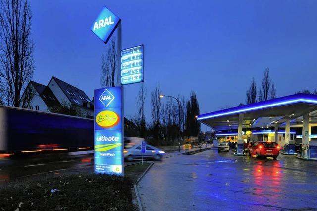Tankstellen in Freiburg: Ratlos an der Zapfsäule