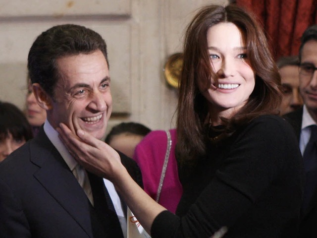 Das Ehepaar Sarkozy/Bruni wollte nicht...fiert wird. Den Paparazzi war es egal.  | Foto: dpa