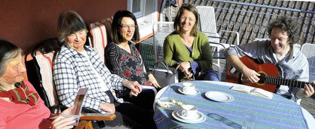 Wohlfhlen in der Wohngemeinschaft: Be...r Ulrike Bruhn (2. und 3. von links).   | Foto: bamberger