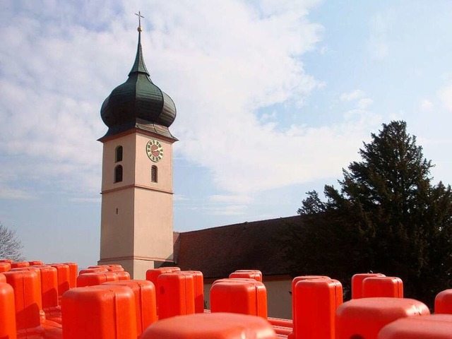 Kontrastreich: Der Turm der St.-Hilari...he hinter Baustellen-Absperrschildern.  | Foto: Julia Littmann