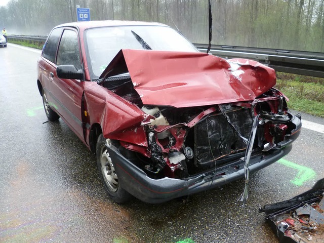 Eines der vier Autos, deren Fahrer in ... der A5 bei Teningen verwickelt waren.  | Foto: Polizei