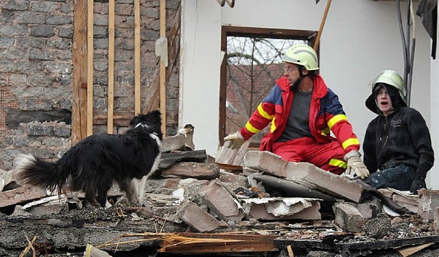 Rettungsbung: Speziell ausgebildete S...gen Gasthauses Adler nach Verletzten.   | Foto: AQKA