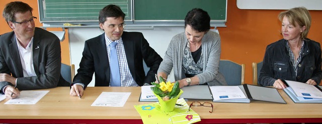 Eine  Kooperationsvereinbarung der Gru...-Geschftsfhrerin Claudia Meisinger.   | Foto: Dieter Maurer