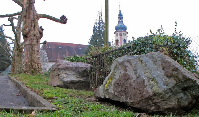 Dicke Brocken sollen weitere Unflle b...rkplatz an der Trauerhalle verhindern.  | Foto: Thilo Bergmann