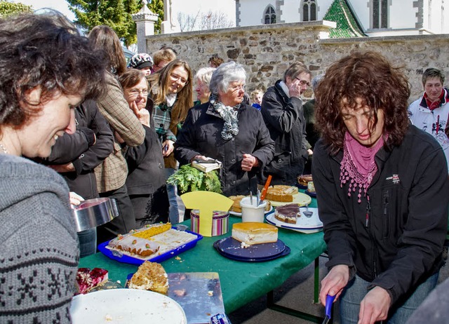 Backen fr Afrika - Kuchenverkauf am P...ermit soll Schulgeld finanziert werden  | Foto: Christiane Seifried
