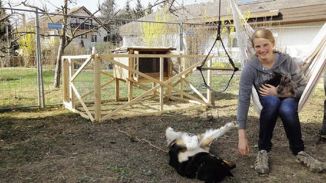 Alica Baler auf ihrem Grundstck, sam...den Kaninchen und Border Collie Luna.   | Foto: Silke Hartenstein