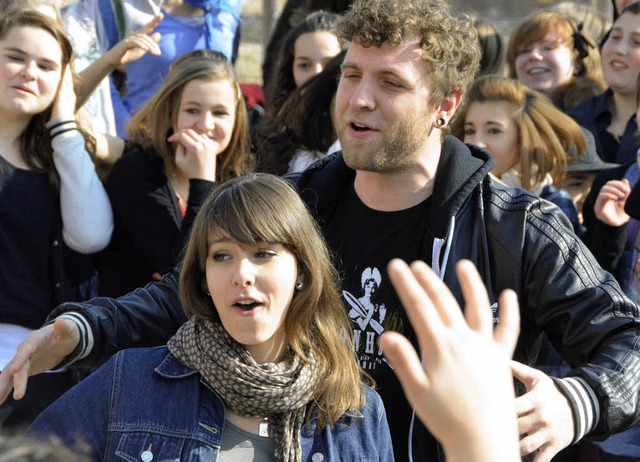 Rapper Pete Stcklin und Sngerin Cli...uktion auf dem Hof der Neumattschule.   | Foto: Jacob Ross