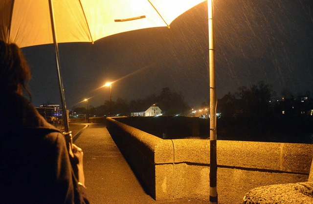 ber die Rheinbrcke verbindet die beiden Rheinfelden ein Lichtband.  | Foto: Peter Gerigk