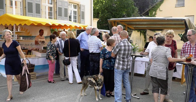 Der Sulzburger Wochenmarkt wird gut angenommen und deshalb fortgesetzt.   | Foto: Stadt Sulzburg