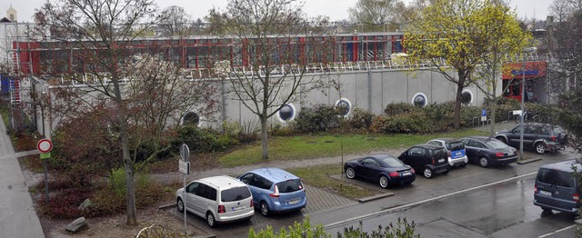 Die Stnder fr die Photovoltaikanlage... des Neuenburger Hallenbads montiert.   | Foto: Mnch