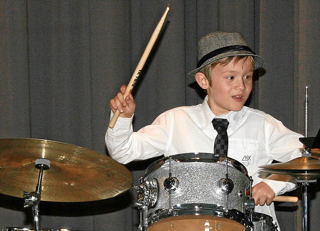 Stolz demonstrierte der achtjhrige Lars Rttele sein Knnen am Schlagzeug.  | Foto: herbert trogus