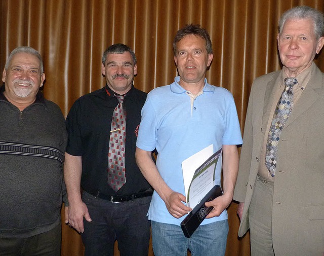 Walter Meyer (rechts), Vertreter des  ...Manfred Heckel gratulierten ebenfalls.  | Foto: christine weirich
