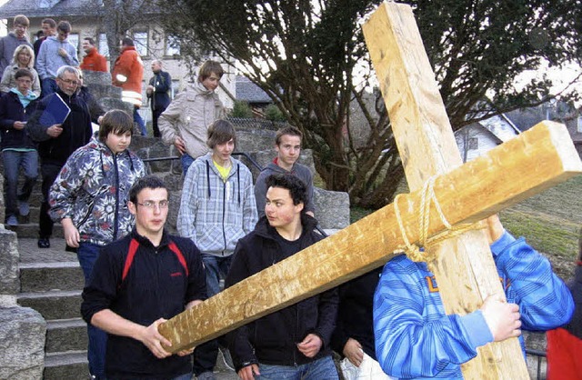 Das Holzkreuz tragen die Jugendlichen gemeinsam.  | Foto: Christiane Sahli