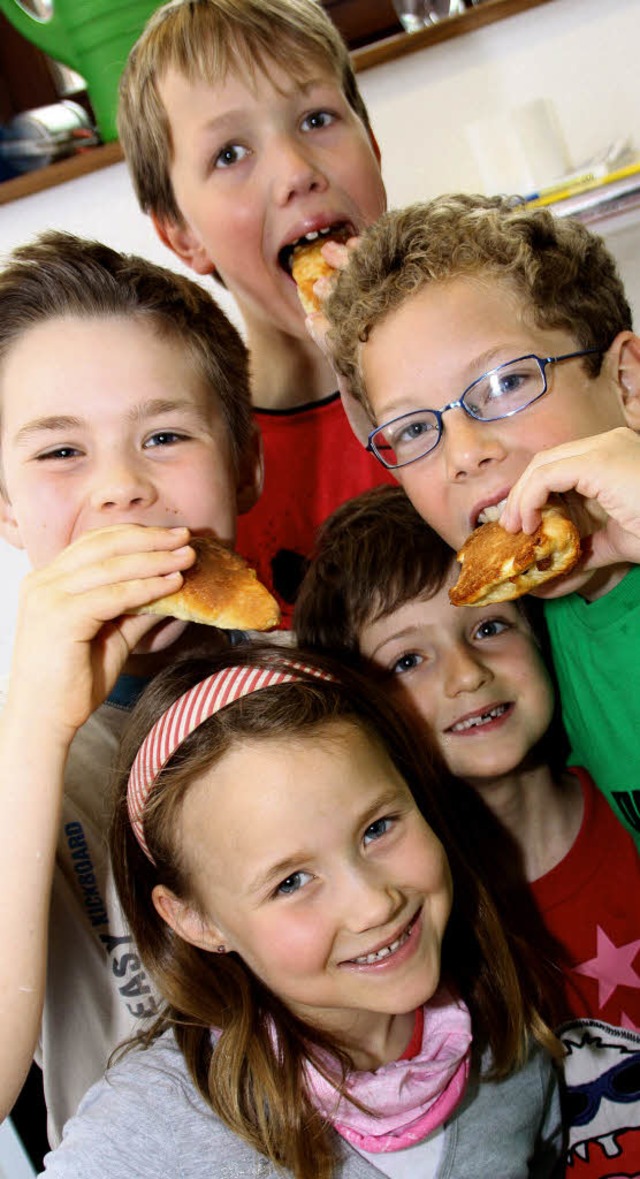 Richtig lecker schmeckten den kleinen Bckern die selbst gemachten Apfeltaschen.  | Foto: jrn kerckhoff