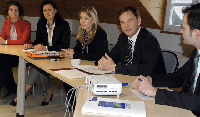 Prsident Frank Scherer (Zweiter von r...Riedel und Pressesprecher Simon Fath.   | Foto: Gertrude Siefke