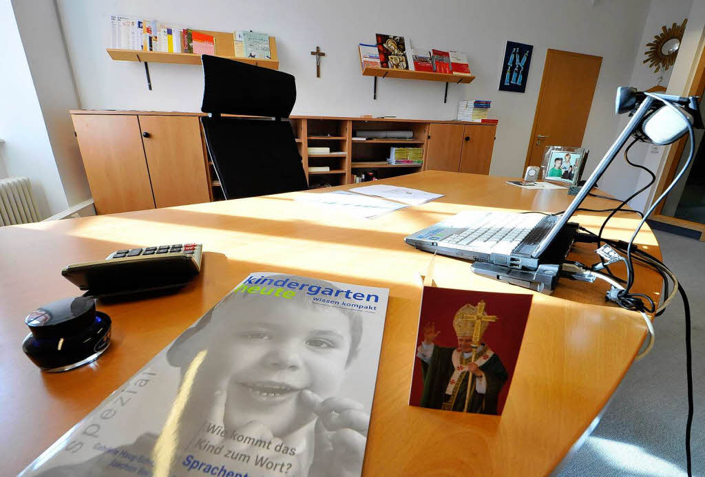 „Erst krzlich habe ich das Bro bezogen, es liegt eine Etage ber dem alten. Hier lasse ich meiner Kreativitt freien Lauf. Davon unterscheide ich bewusst mein zweites Bro im Haus: das fr Bilanzen und Zahlen.“
