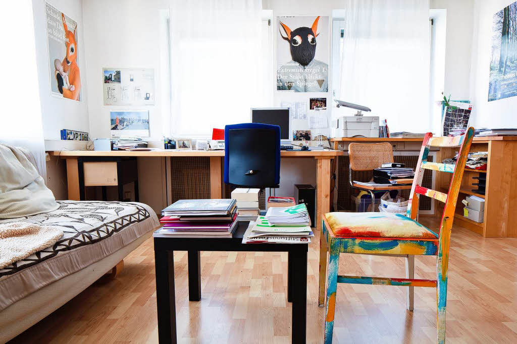 "Ich arbeite seit sechs Jahren in diesem Bro, halte unter anderem Meetings ab und fhre Engagementsgesprche. Mein Tag ist mit vielen neu anfallenden, unerwarteten Dingen ausgefllt. Manchmal leistet mir mein Dackel Gesellschaft im Bro. Er ist ein treuer Freund und Beschtzer auf allen Wegen."