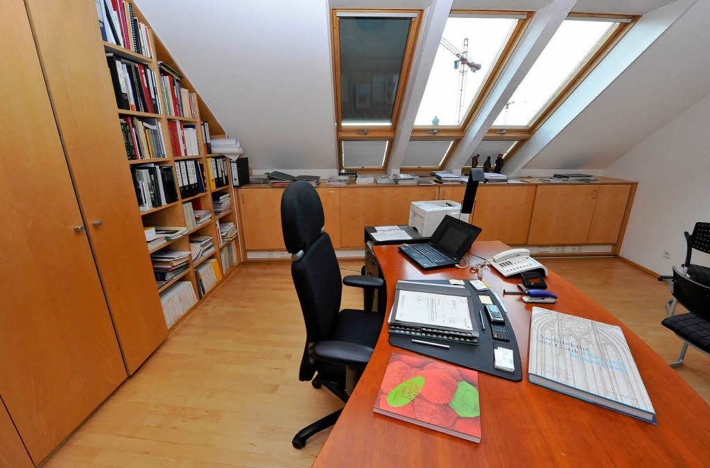 „Ich bin seit vier Jahren in meinem Bro. Es ist  nchtern, das gefllt mir. Der gebogene Schreibtisch stammt von meiner Vorgngerin, den htte ich mir nicht ausgesucht. Ein Kunstwerk im Bro wre  schn, aber das knnte Schaden nehmen.“