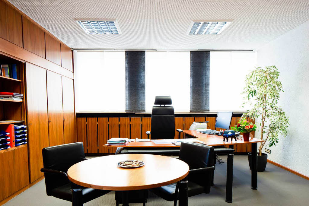 „In diesem Bro arbeite ich seit Juli 2009. Jeden Montag kommen frische Blumen auf den Tisch.  Von hier aus starte ich meine tgliche Runde durch den Betrieb. Bald wird umgebaut, die dunklen Mbel sollen raus. “