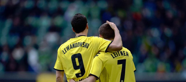 Dortmunds Robert Lewandowski (l) und M...effer zum 1:3 gegen den VfL Wolfsburg.  | Foto: dpa
