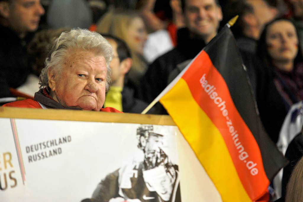 Der treuste Fan des EHC Freiburg: Elfriede Sonner ist seit 40 Jahren Fan und lie sich auch das Spiel der Nationalmannschaft nicht entgehen.