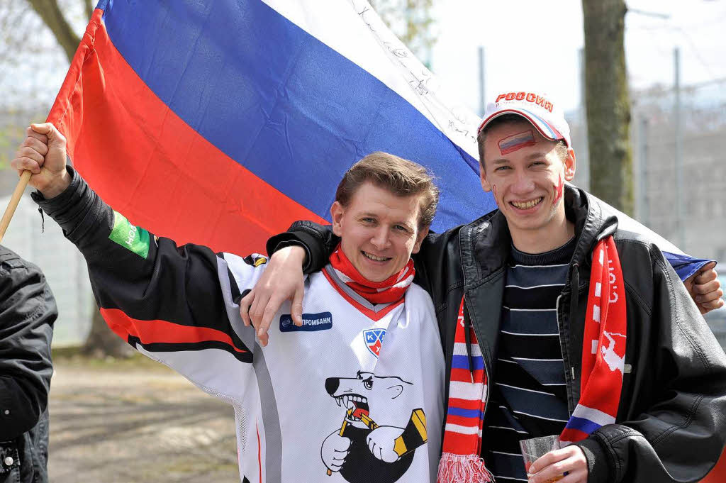 4000 Fans jubeln die deutsche Eishockey-Nationalmannschaft in der Freiburger Franz-Siegel-Halle bei der Euro-Hockey-Challenge zum Sieg gegen Russland.