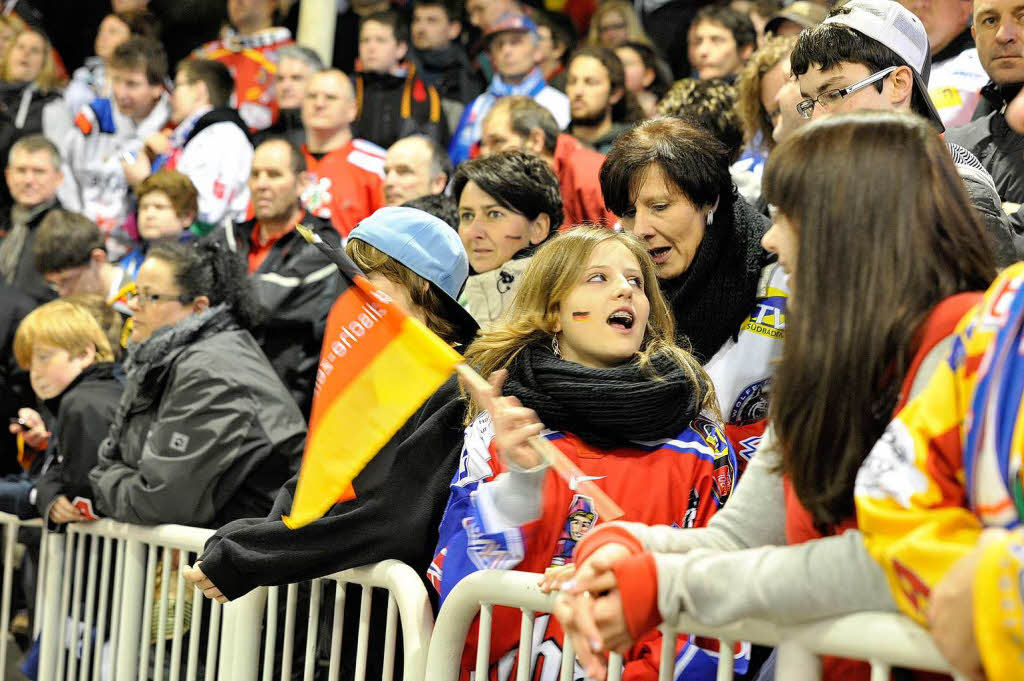 4000 Fans jubeln die deutsche Eishockey-Nationalmannschaft in der Freiburger Franz-Siegel-Halle bei der Euro-Hockey-Challenge zum Sieg gegen Russland.
