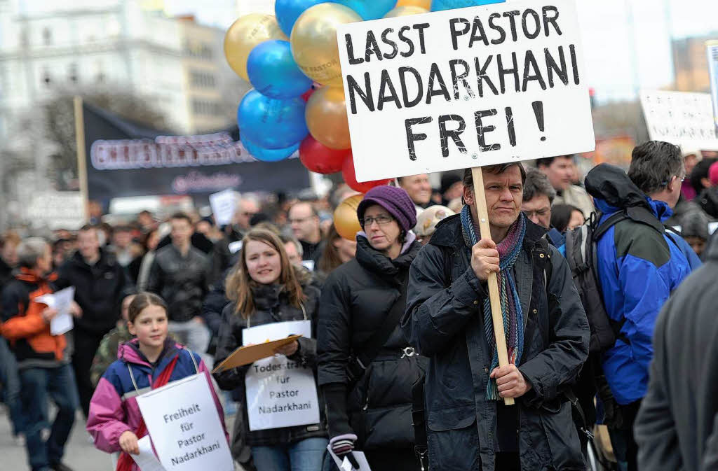 Rund 500 Menschen protestieren am Samstag in Hamburg in der Innenstadt bei einem als Ostermarsch titulierten Demonstrationszug fr die Freiheit des im Iran zum Tode verurteilten Pastors Youcef Nadarkhani.