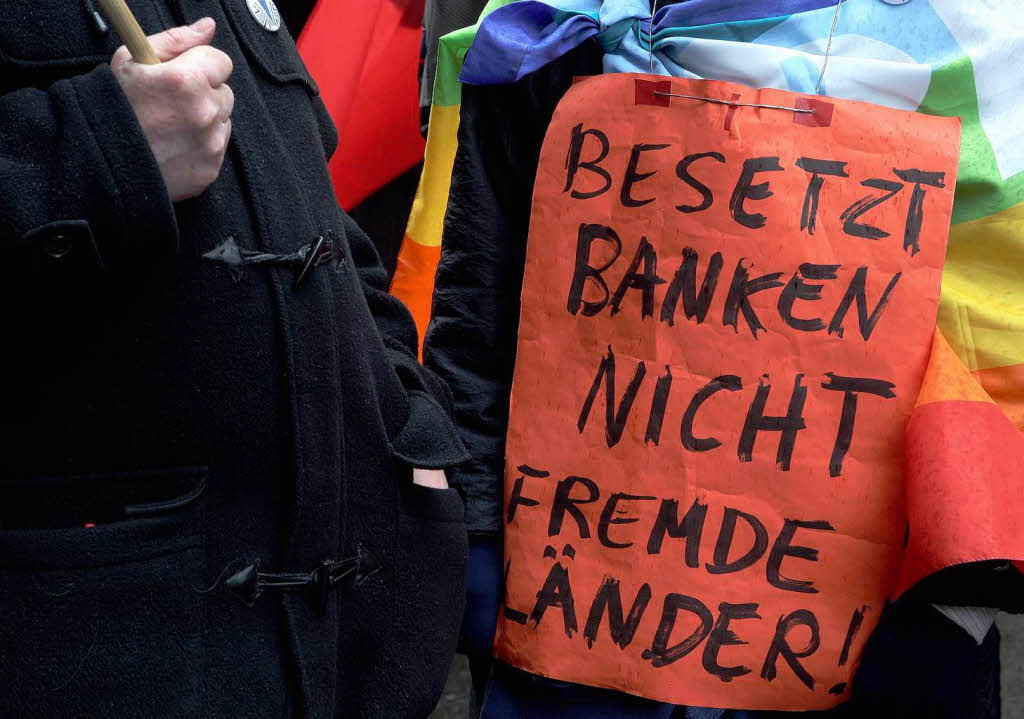 Unter dem Motto "Krieg darf kein Mittel der Politik sein" zogen mehrere Hundert Demonstranten vom Potsdamer Platz zum Brandenburger Tor. Sie forderten von Regierungen und Unternehmen einen Stopp von Waffenexporten.