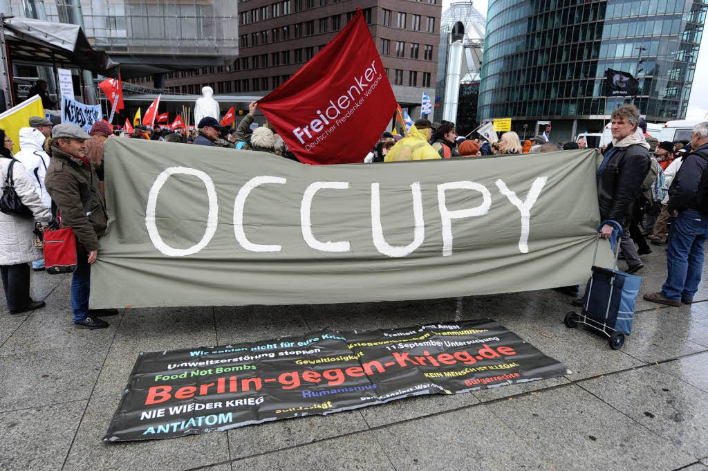 Demonstranten nahmen am Samstag in Berlin am Ostermarsch unter dem Motto „Krieg darf kein Mittel der Politik sein“ teil und fhrten unter anderem ein Transparent der Occupy-Bewegung mit sich.