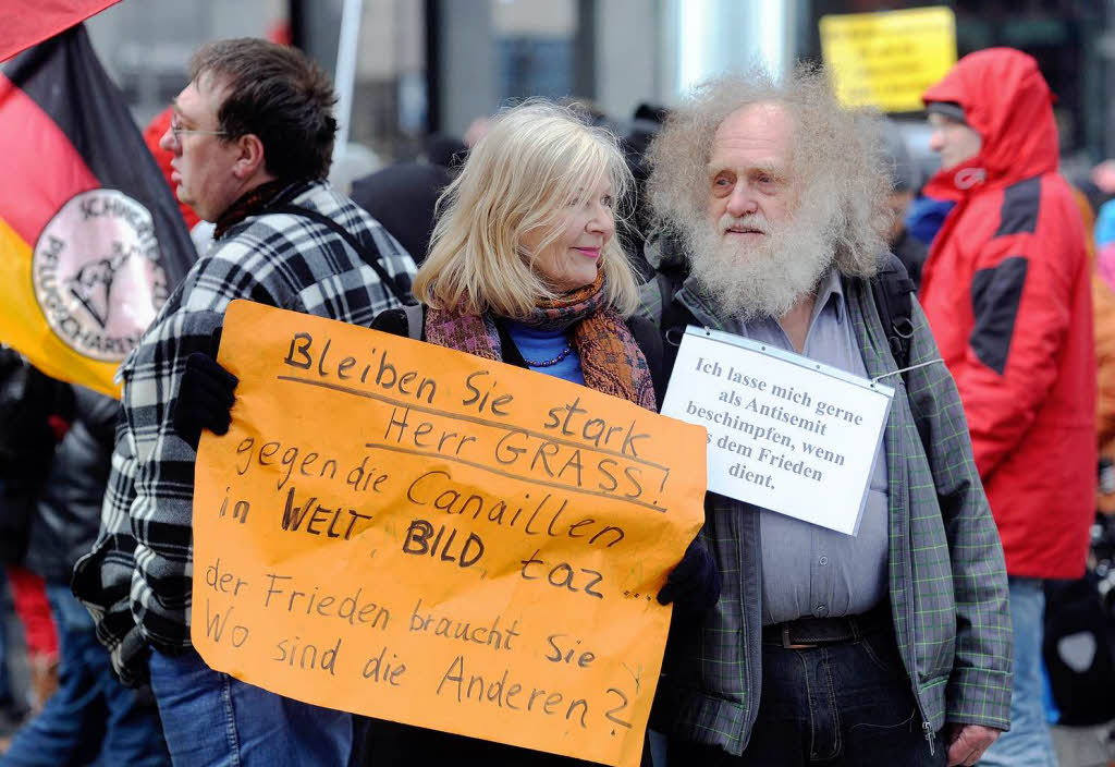 Mit dem Plakat "Bleiben sie stark Herr Grass!" nimmt eine Demonstrantin in Berlin Bezug auf das umstrittene Gedicht des Literaturnobelpreistrgers.