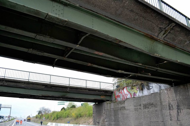 Die massiven Stahltrger der Brcken w...drckt und teilweise stark verschoben.  | Foto: dapd