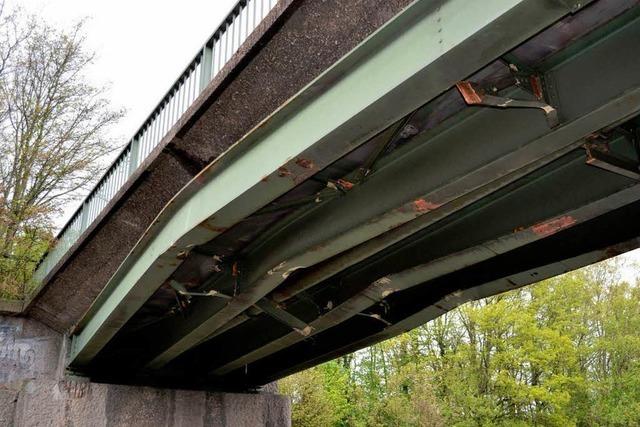 Bagger rammt Brcke auf A5 – Autobahn bis Dienstag gesperrt