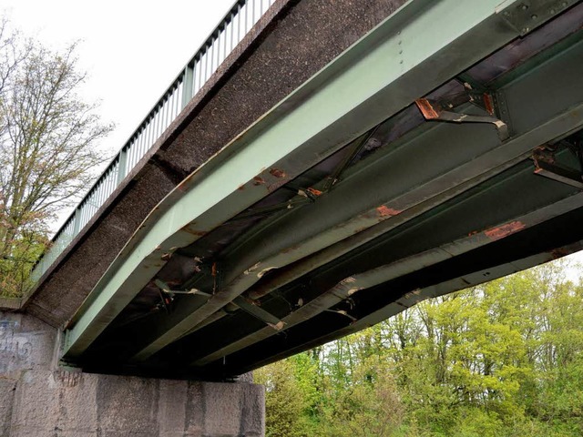 Die Stahltrger der  Brcke sind verbogen.  | Foto: dpa