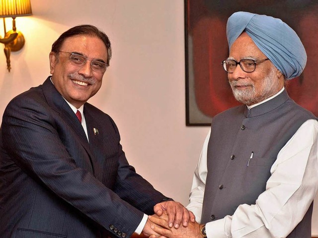 der  indische Premierminister Manmohan...Ali Zardari treffen sich in New Delhi.  | Foto: dpa