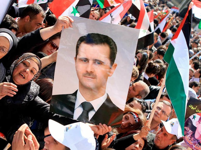 Seine Anhger feiern den Mann, dem die Welt misstraut &#8211; Baschar al-Assad.  | Foto: AFP