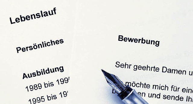 Zu einer Bewerbung gehrt auch das Zeugnis des ehemaligen Arbeitgebers.   | Foto: Fotolia