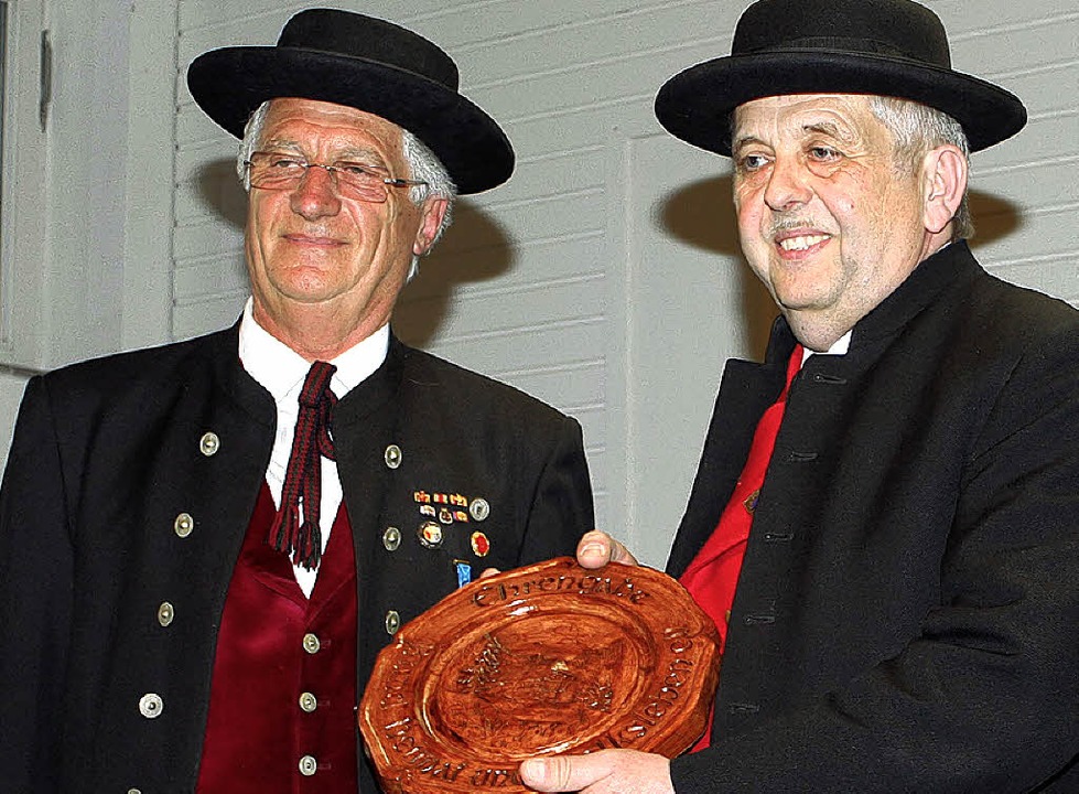 Alfred Vornab (links) berreicht  Stefan He den Ehrenteller.  | Foto: Mario Schneberg