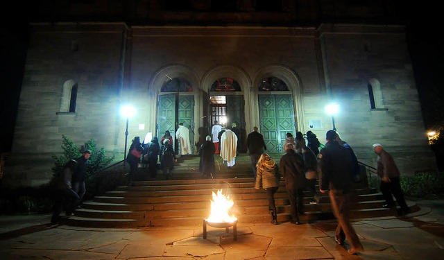 Das Osterfeuer brennt vor der Kirche S...rnacht, der um 4.30 Uhr begonnen hat.   | Foto: Wolfgang Knstle