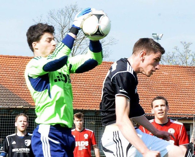 Hier kommt der Bhler Torwart Helmhold...der Torschtze zum 3:0, Andreas Hein.   | Foto: Claus Zimmermann