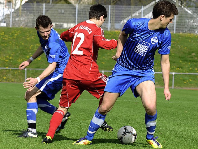 Eiertanz: Der Heimbacher Yannic Hess l...s) und Jrgen Itzin ins Leere laufen.   | Foto: kaufhold