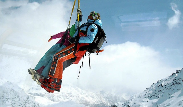 In luftiger Hhe: Jeweils drei bis vie... Skifahrer aus einer Gondel retteten.   | Foto: dpa