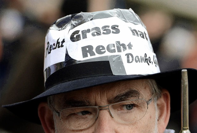 &#8222;Grass hat recht&#8220; steht au...nd nicht der Iran den Frieden bedroht.  | Foto: dpa